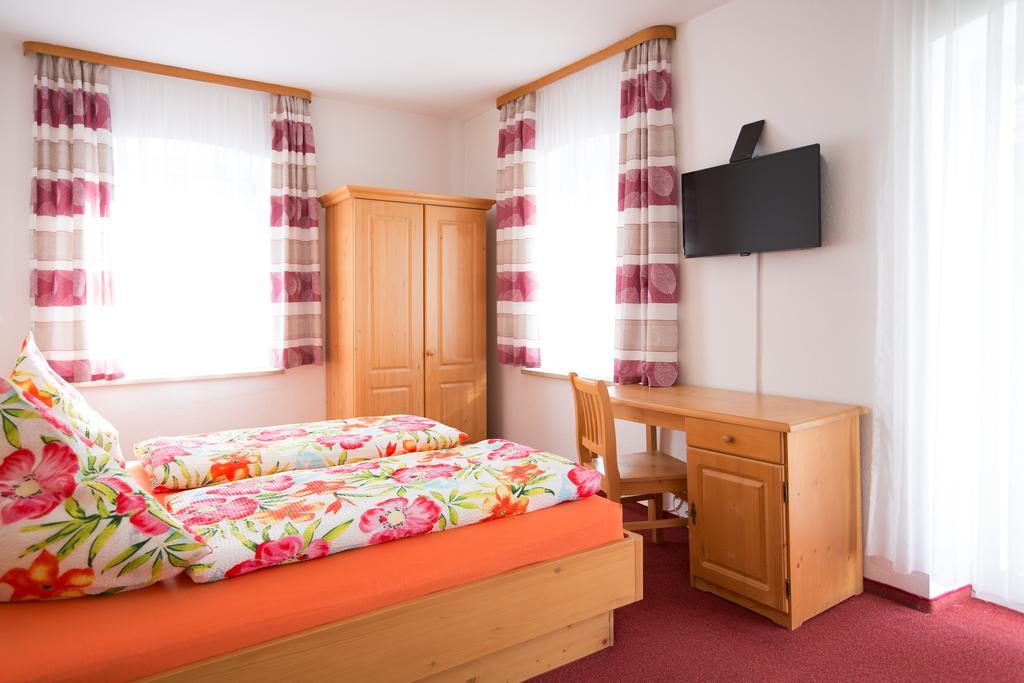 Gasthof Zum Lamm Hotel Garmisch-Partenkirchen Room photo